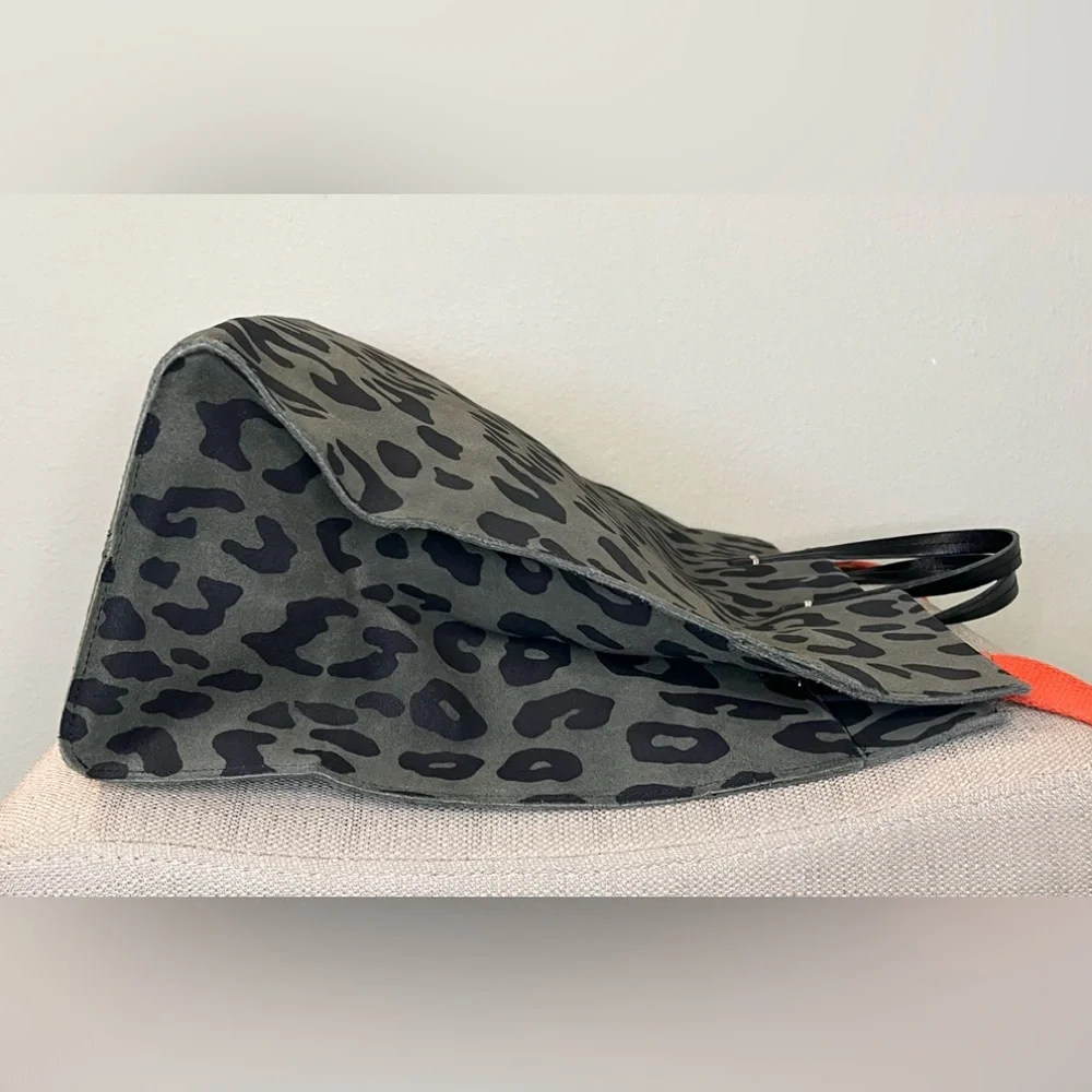 Clare V. Tote - Picture 5 of 11
